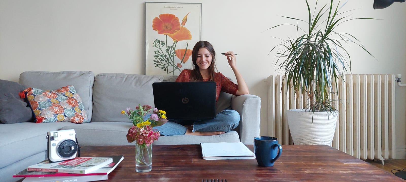 Vive la bidouille - illustration jeune femme en train de travailler sur son ordinateur portable