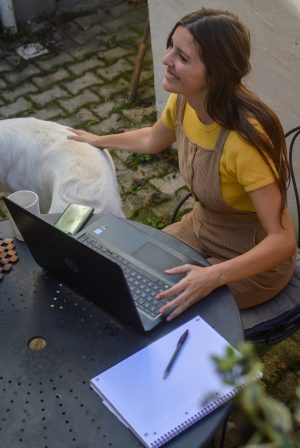 photographie à propos jeune femme devant ordinateur en train de travailler